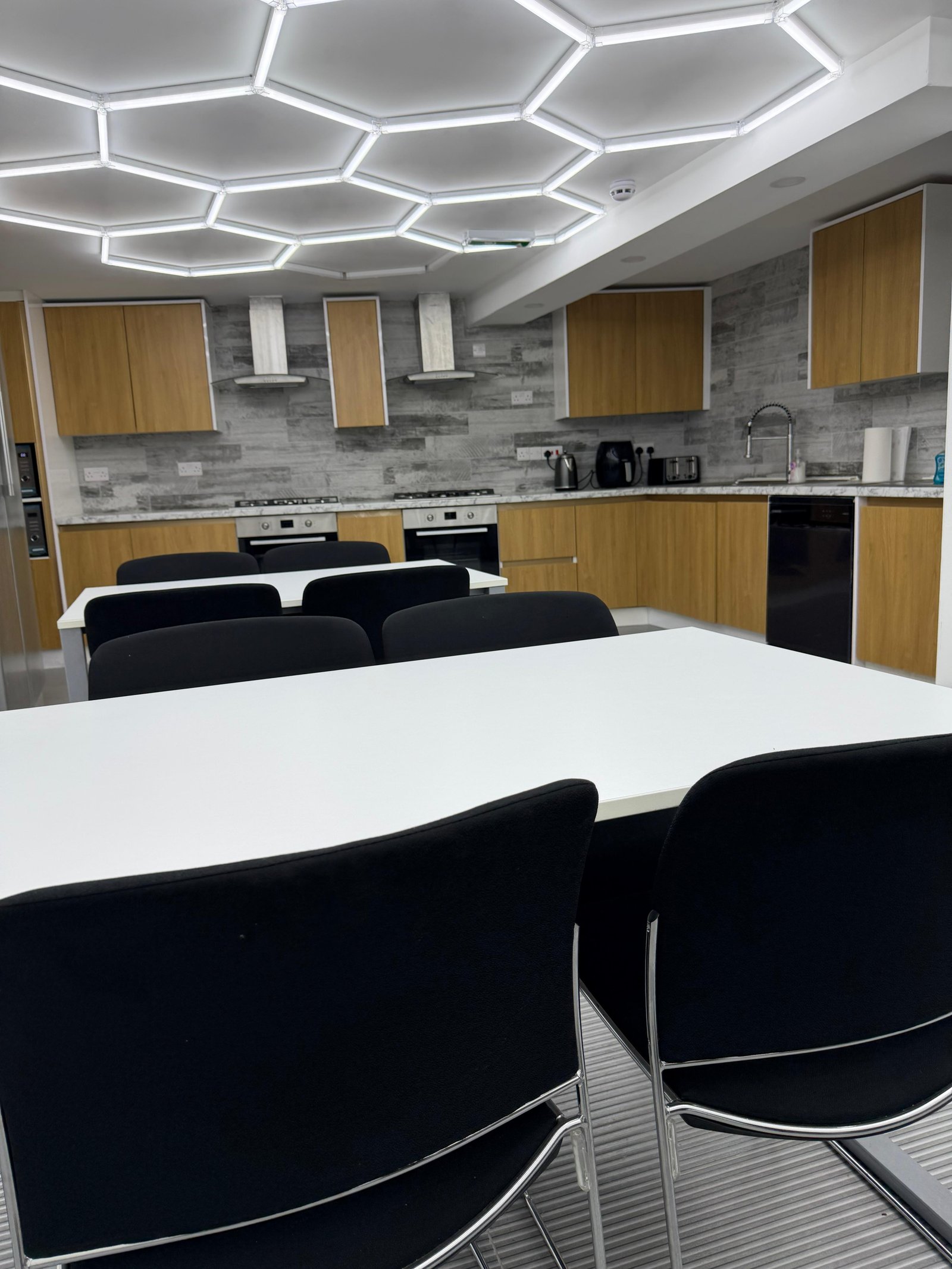Kitchen & Dining